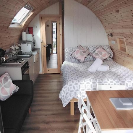 Отель Glamping Pods Кромер Экстерьер фото