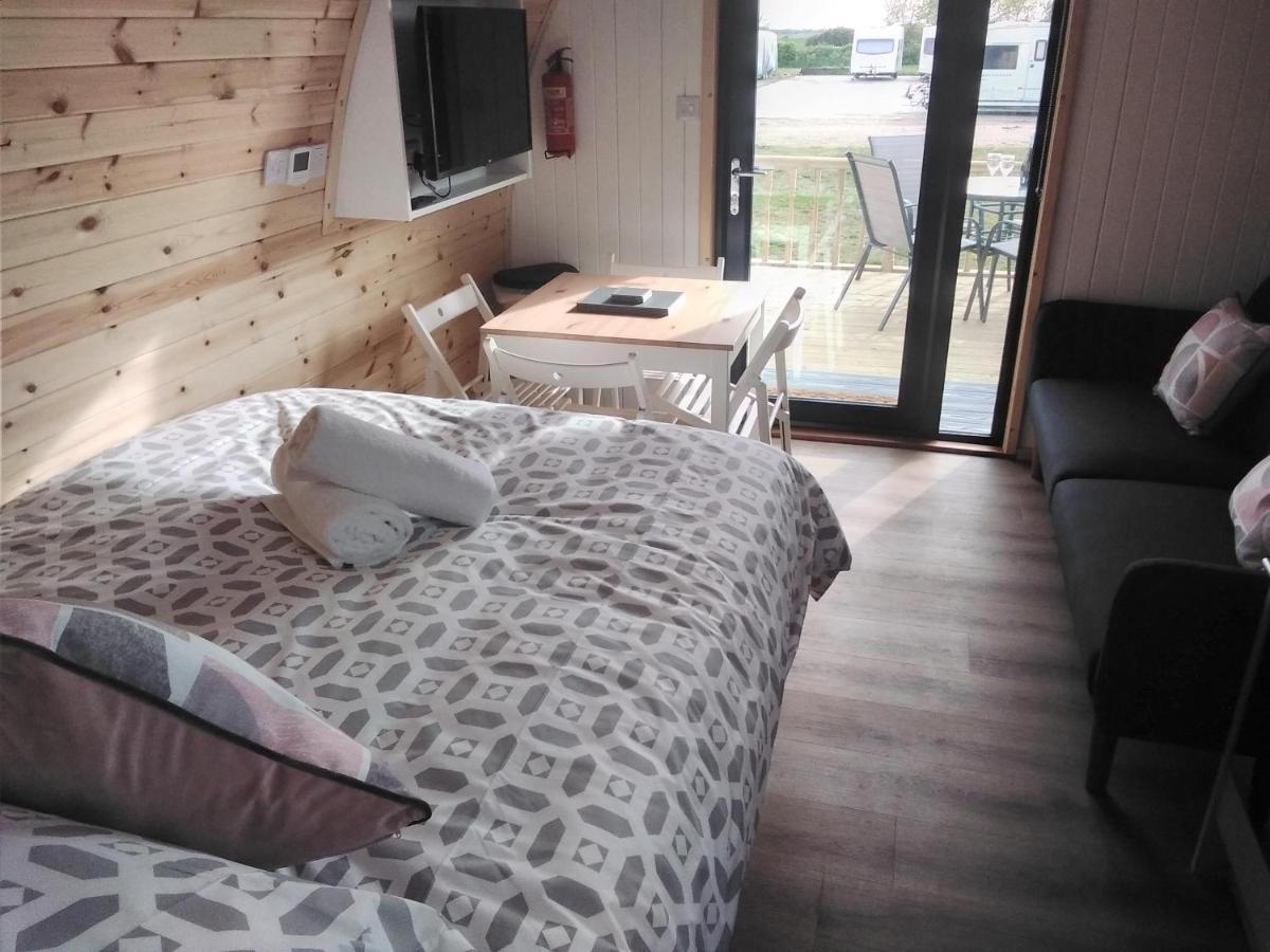 Отель Glamping Pods Кромер Экстерьер фото